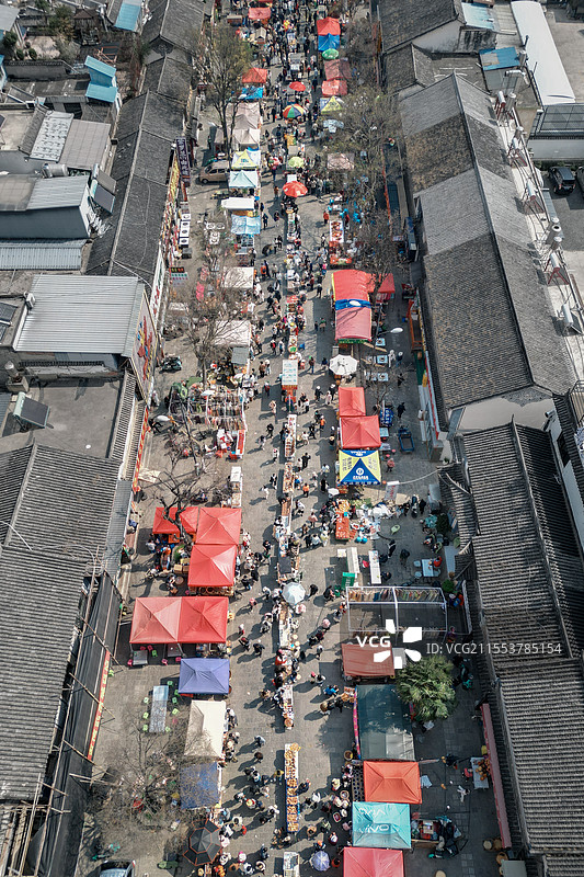 大理古城三月街集市白族赶集冬季航拍图片素材