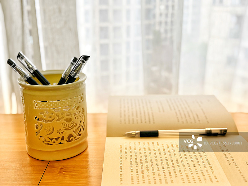书房桌面的书和笔图片素材