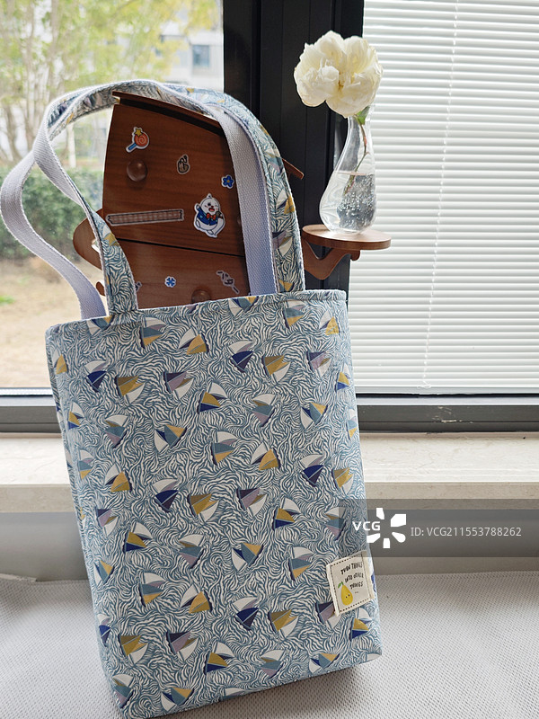 手工缝纫的包和鲜切月季花图片素材