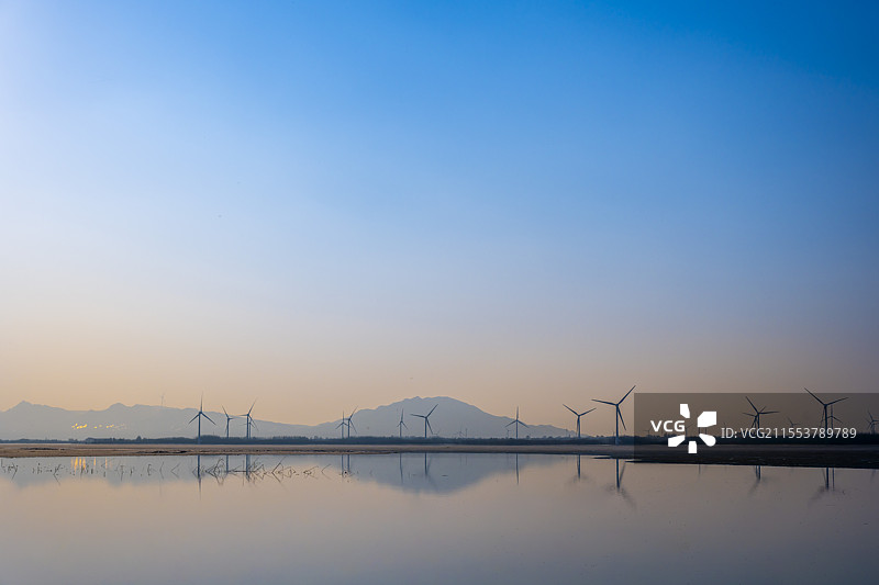 夕阳蓝天的湖面倒影 风力发电站图片素材