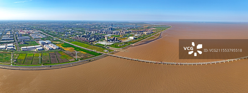 上海临港新城与东海大桥 滩涂造城产业兴城 上海自贸试验区临港新片区 东海之滨科创新城图片素材