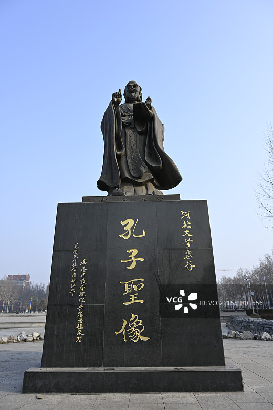 河北大学七一路校区 孔子 雕像图片素材