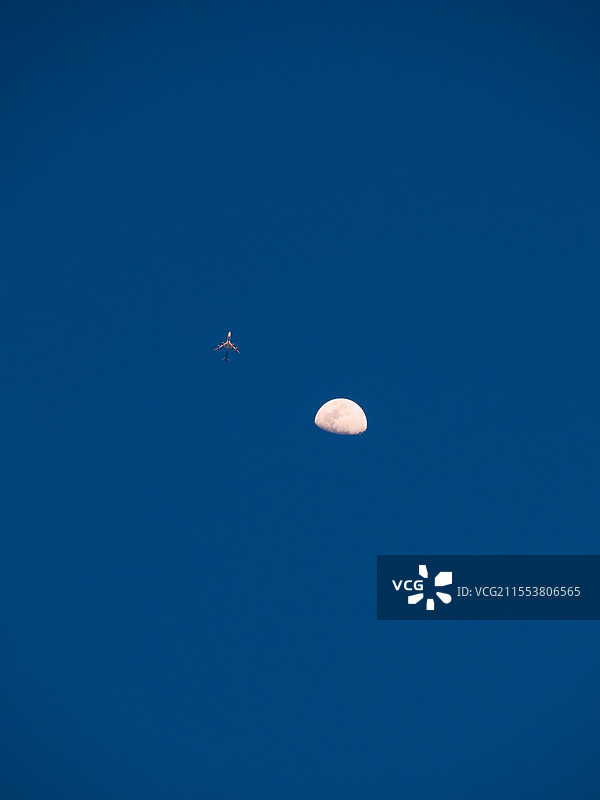 飞机飞过月亮图片素材