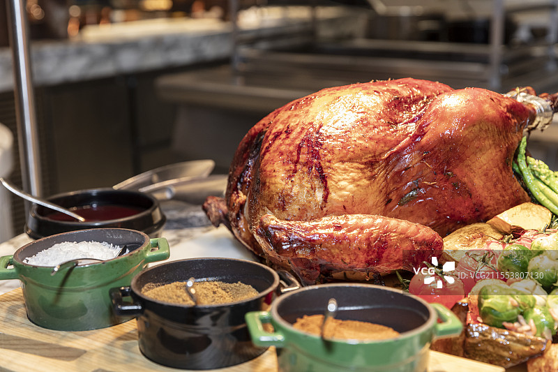 餐厅烤火鸡及配菜摆盘图片素材