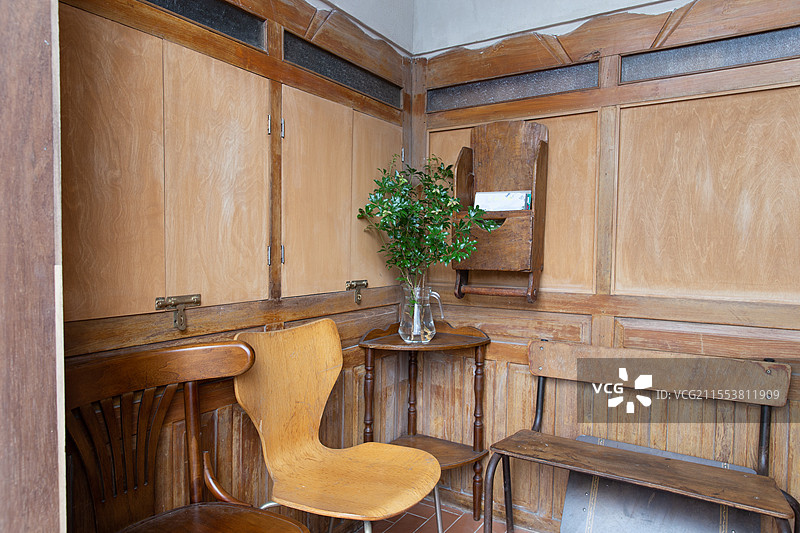 绿植和木头家具的小清新背景图片素材