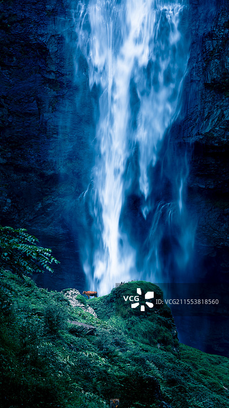 云南永善县深山观瀑图片素材