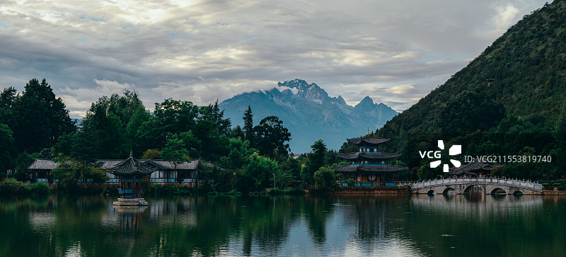 黑龙潭公园视角下的玉龙雪山图片素材