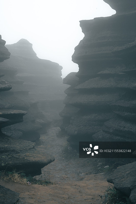 雾中的红石林国家地质公园。图片素材