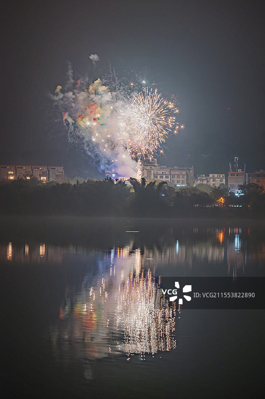 七彩祥云烟花在柳州柳江上的倒影图片素材