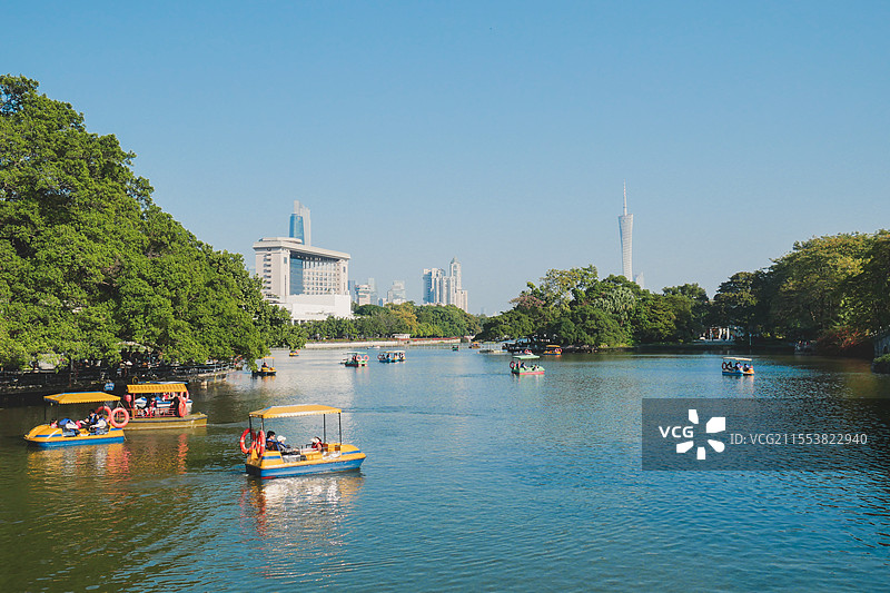 东山湖公园风景：脚踏船与广州塔图片素材