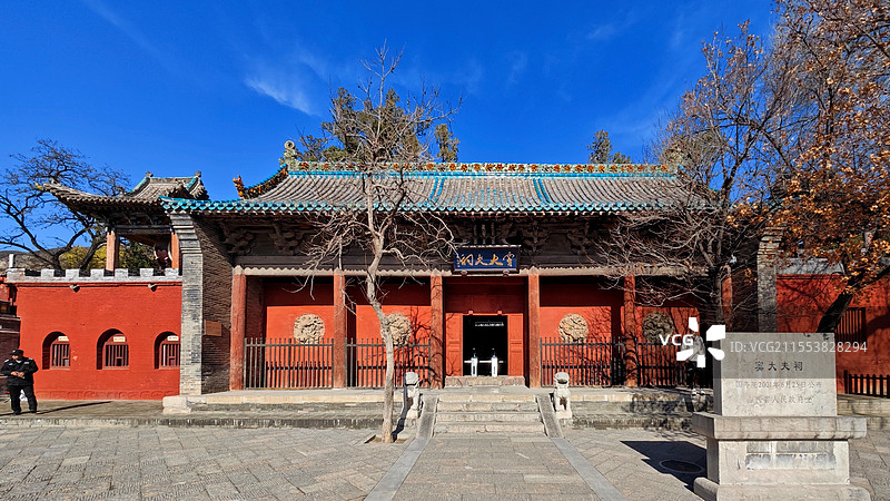 太原窦大夫祠光影下的天花藻井完全由斗拱递叠而成形成八卦样式大殿的元代原装木沥粉贴金工艺彩绘二龙戏珠图片素材