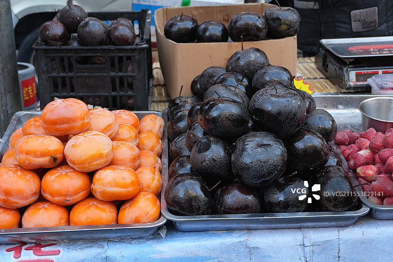 东北早市冻梨冻柿子冻草莓图片素材