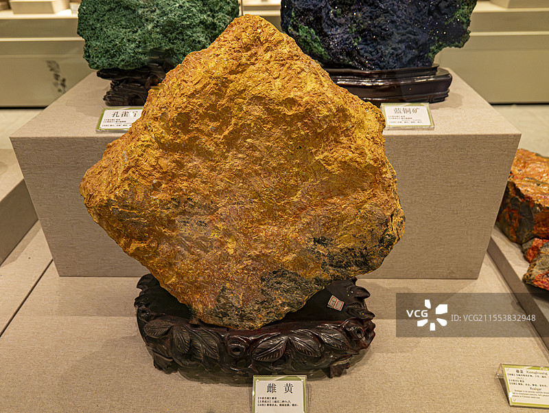 雌黄原矿石图片素材