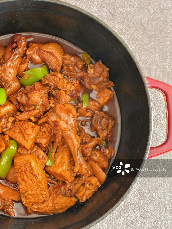 铸铁锅里的啤酒鸭图片素材