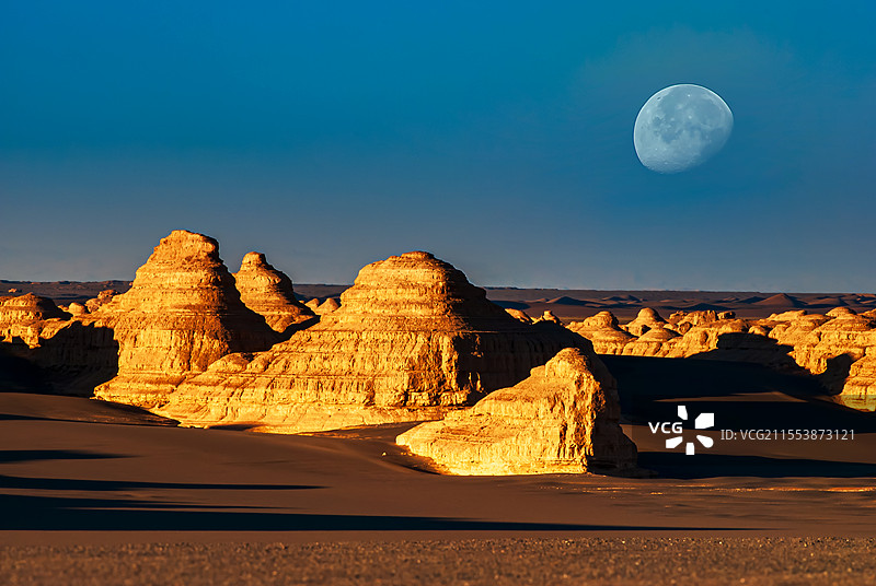雅丹秘境 月下与斜阳光交错的奇观图片素材