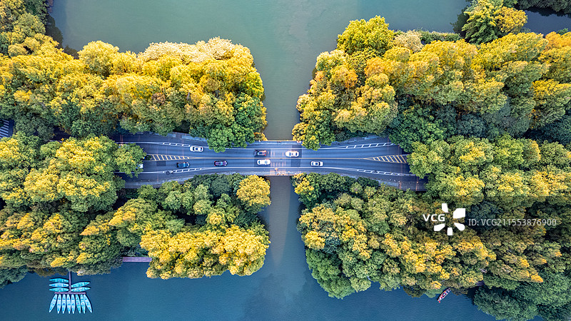 航拍秋日夕阳下的西湖杨公堤图片素材