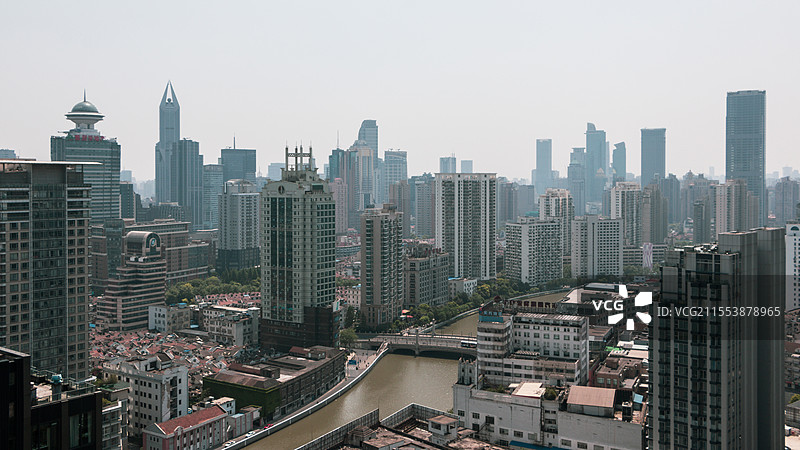 城市风光高视角上海静安区西藏路桥苏州河吴淞江雾天航拍，Shanghai China图片素材