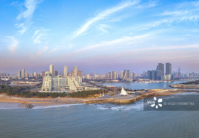 日照灯塔景区：晨曦中的浪漫之约图片素材