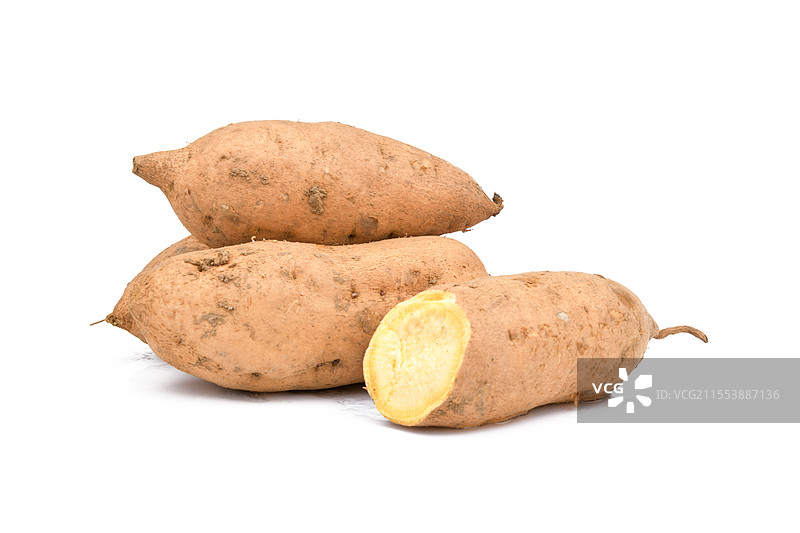 堆叠摆放的新鲜红薯白色背景图片素材