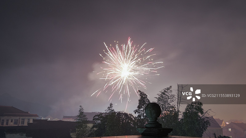 烟花绽放乡野间，除夕夜的宁静与热闹图片素材