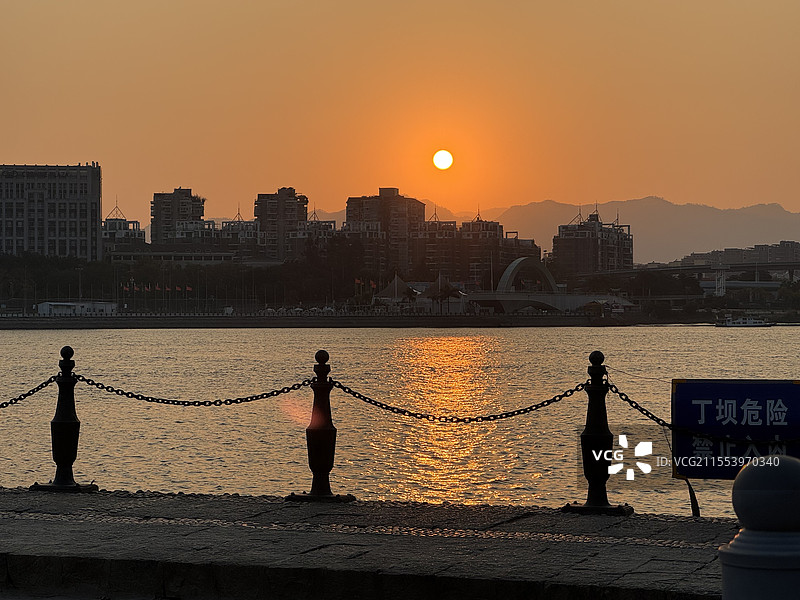 空中悬日图片素材