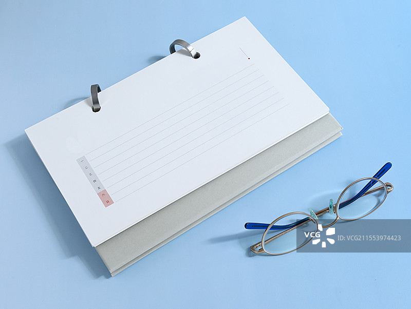 桌面上摆放着空白的本子笔记本图片素材