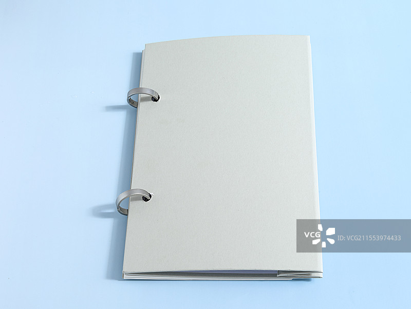 桌面上摆放着空白的本子笔记本图片素材