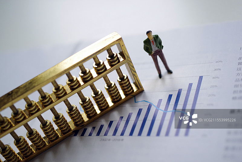 办公桌上的钢笔和图表特写镜头图片素材