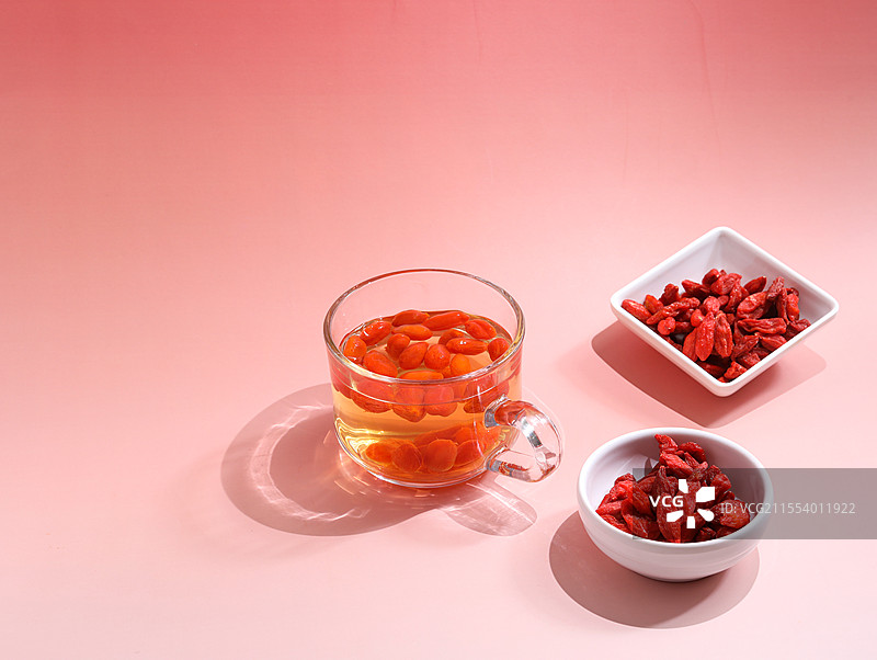 桌面上的健康养生保健饮品枸杞泡茶图片素材