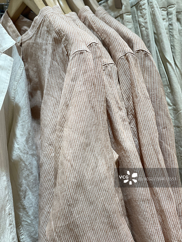 大量悬挂的服装图片素材