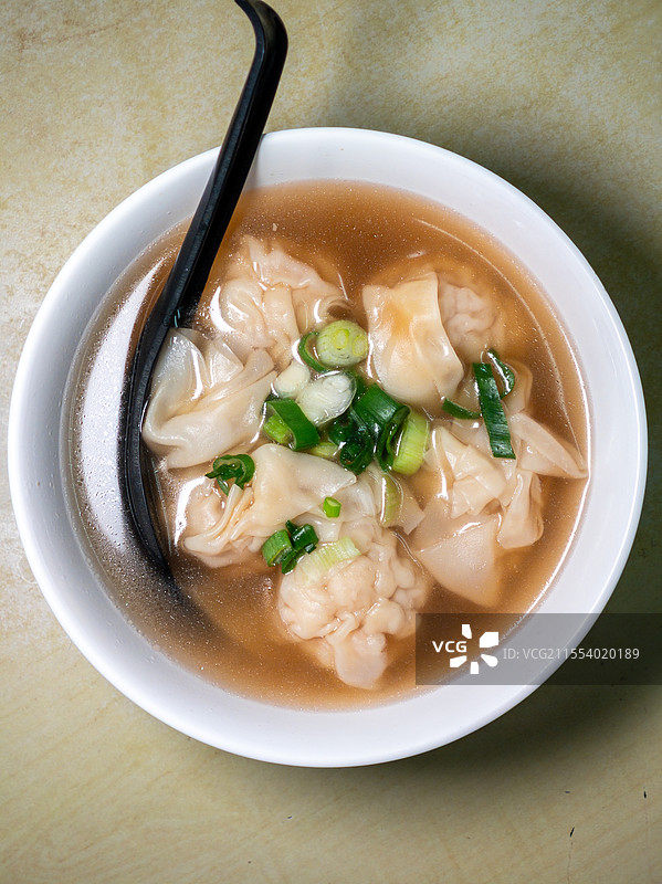 餐桌上的云吞面图片素材