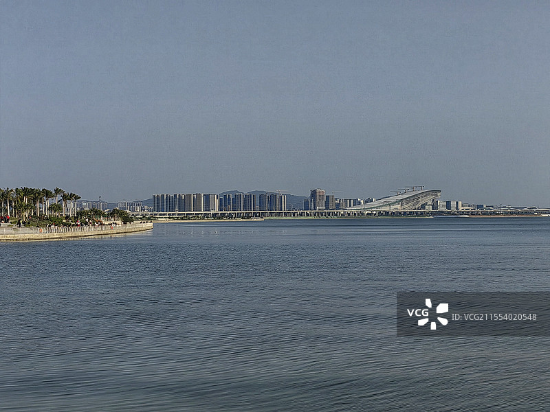 东莞滨海湾新区眺望内伶仃洋远处为建设中的深圳宝安滑雪跳台图片素材