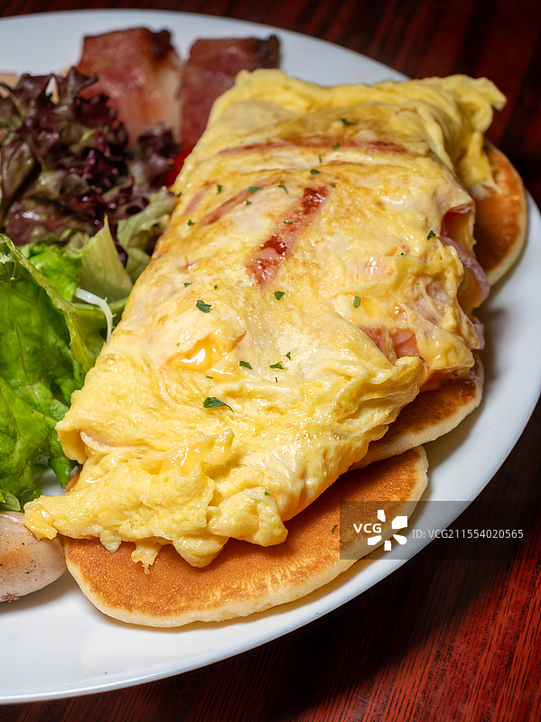 港式茶餐厅早餐搭配咖啡和奶茶图片素材