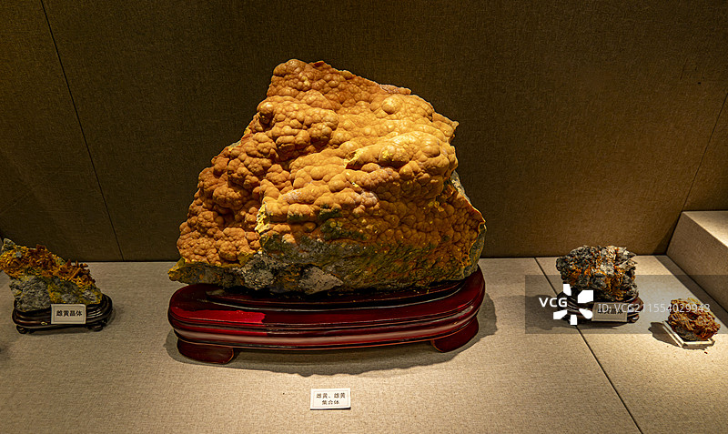 雌黄雄黄集合体图片素材