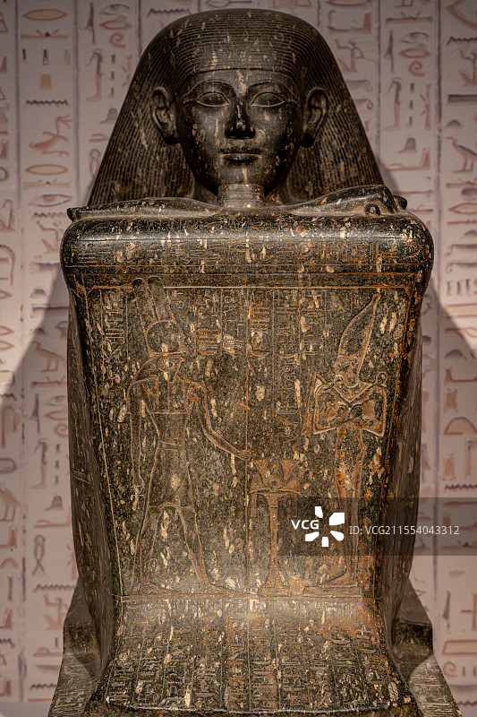 竖拍上海博物馆埃及展-内萨蒙之子霍尔的方雕图片素材