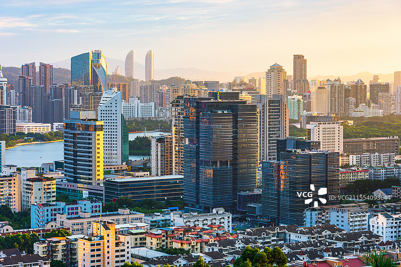 日落时分的厦门市思明区城市天际线图片素材