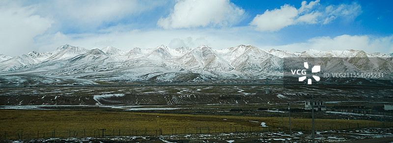 一排连绵的雪山图片素材