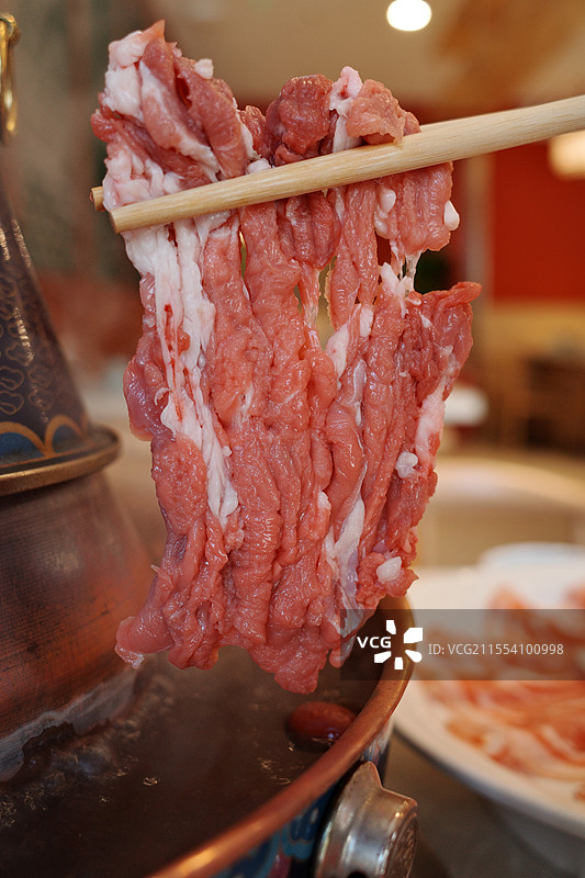 北京铜锅涮肉餐厅手切鲜羊肉图片素材