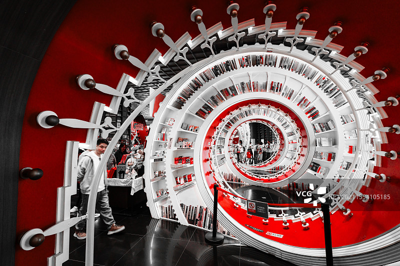钟书阁现代图书馆书店螺旋状书架上的图书图片素材