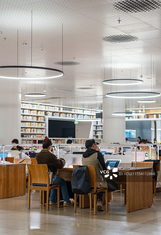 深圳图书馆中正在努力学习的人图片素材