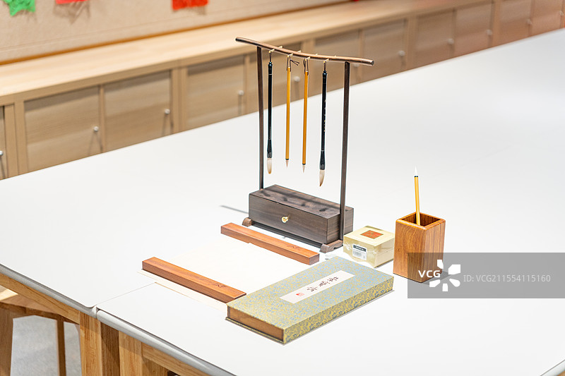 放在在桌子上的笔墨纸砚图片素材