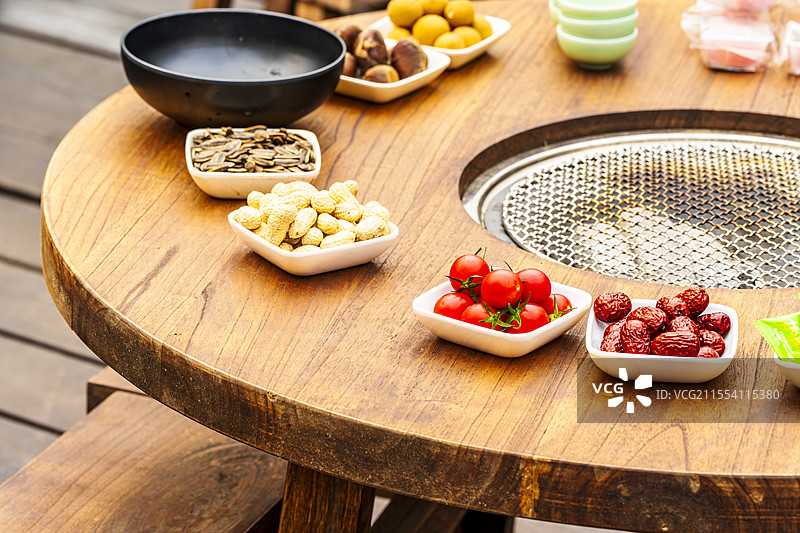 周末户外，围炉煮茶的惬意时光图片素材