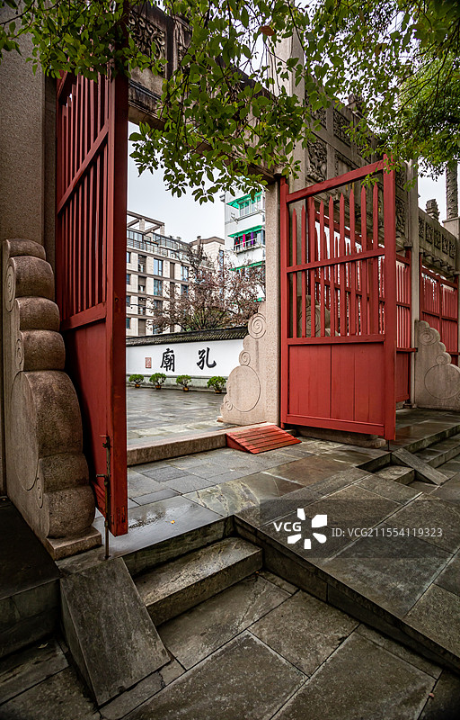 秋天银杏黄叶背景中的浙江杭州孔庙大成门棂星门大成殿泮水桥建筑秋色景观图片素材