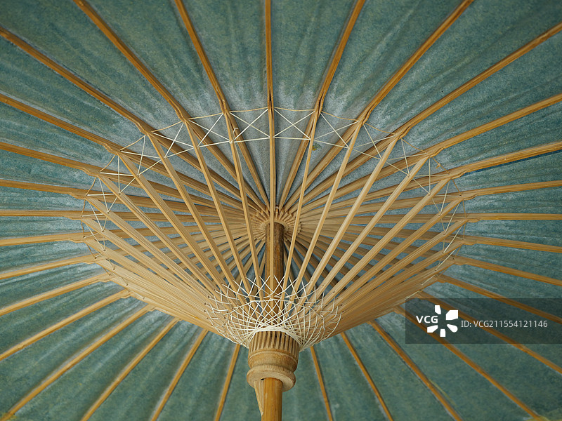 蓝色的非遗油纸伞工艺细节特写图片素材