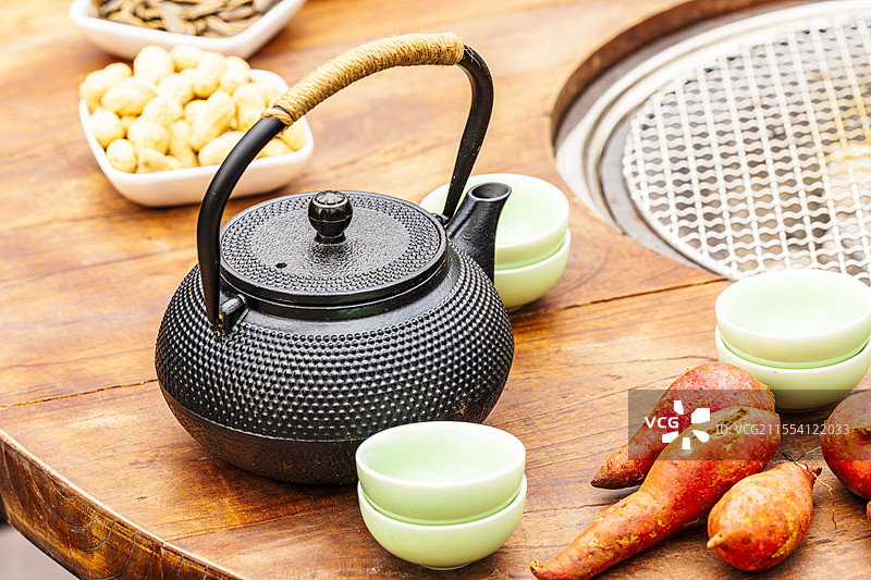 周末户外，围炉煮茶的惬意时光图片素材