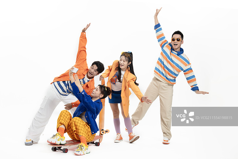 坐在滑板上拍合影的四个年轻男女图片素材