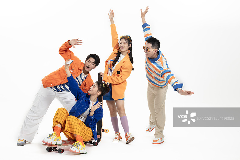 坐在滑板上拍合影的四个年轻男女图片素材