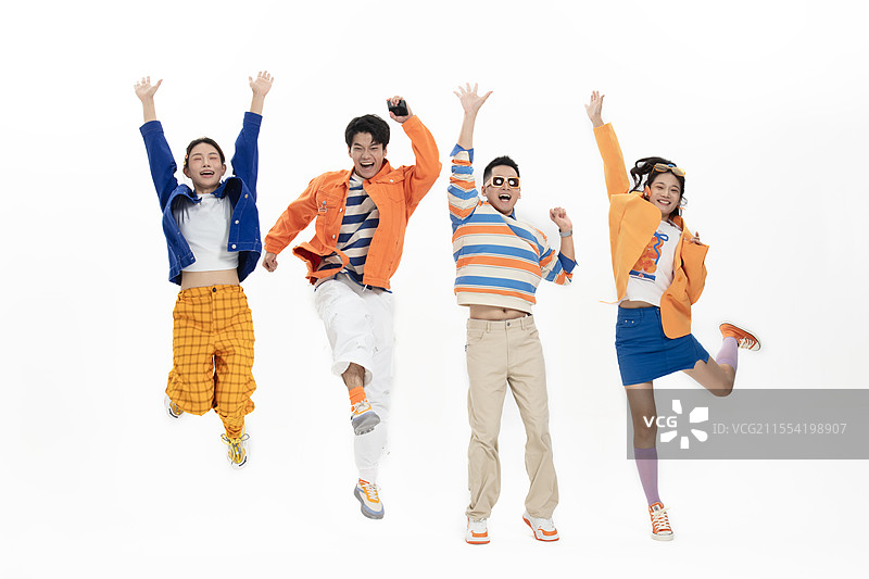 并排一列跳跃的四个年轻男女图片素材