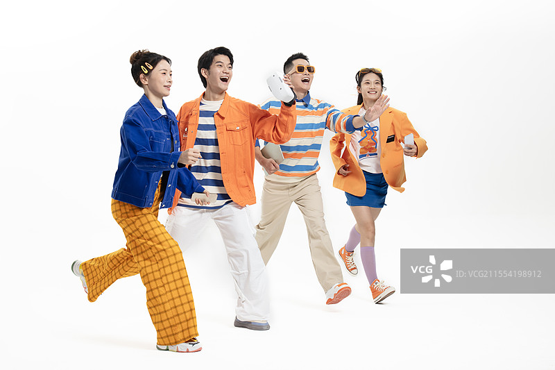 奔跑追逐的四个年轻男女图片素材