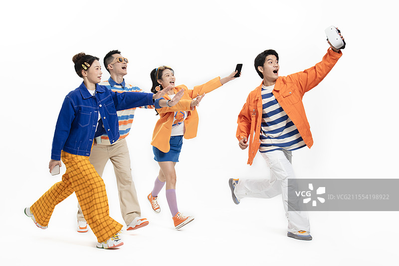 奔跑追逐的四个年轻男女图片素材